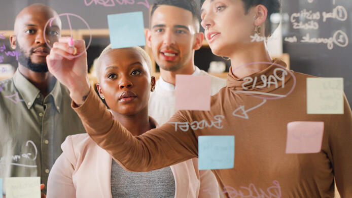 Project manager in team meeting