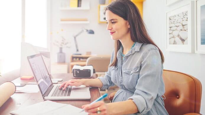 pregnant_female_at_computer_taking_notes_at_her_desk_800x600.jpg