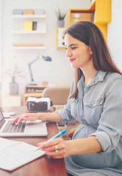 pregnant_female_at_computer_taking_notes_at_her_desk_800x600.jpg
