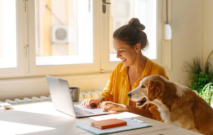 female_in_yellow_shirt_with_dog_working_on_her_laptop_and_ready_to_take_notes_800x600.jpg