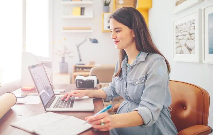 pregnant_female_at_computer_taking_notes_at_her_desk_800x600.jpg
